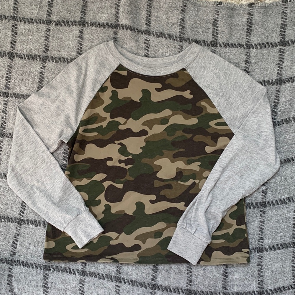 Zoe + Liv camo/gray long sleeve shirt